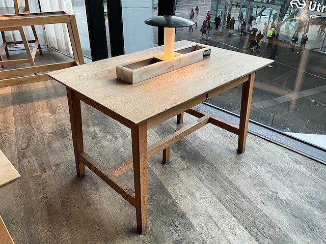 Hutten - restauranttafel met marmeren opbouw en verlichting - afbeelding 1 van  5