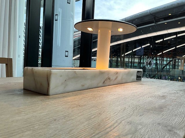 Hutten - restauranttafel met marmeren opbouw en verlichting - afbeelding 3 van  5