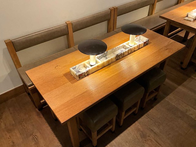 Hutten - set van halfhoge tafels (2x), banken (2x) & krukken (5x) - afbeelding 4 van  10