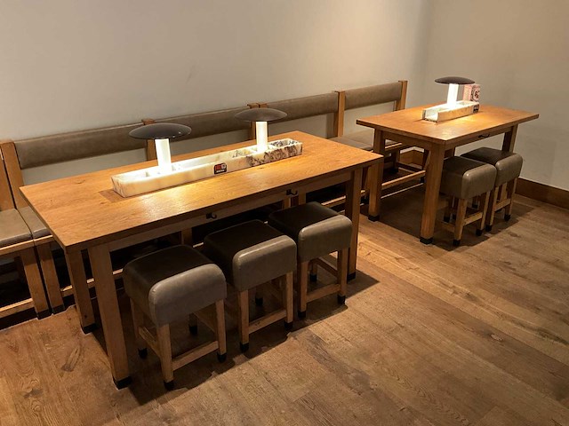 Hutten - set van halfhoge tafels (2x), banken (2x) & krukken (5x) - afbeelding 1 van  8