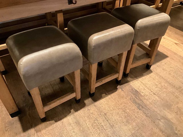 Hutten - set van halfhoge tafels (2x), banken (2x) & krukken (5x) - afbeelding 5 van  8