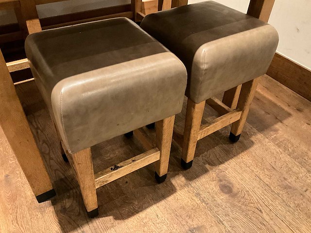 Hutten - set van halfhoge tafels (2x), banken (2x) & krukken (5x) - afbeelding 7 van  8