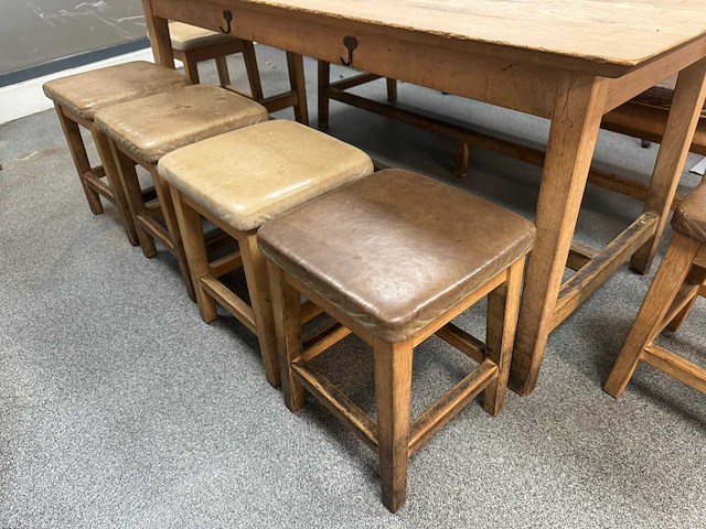 Hutten - tafel met bank en 5 krukken - afbeelding 3 van  7