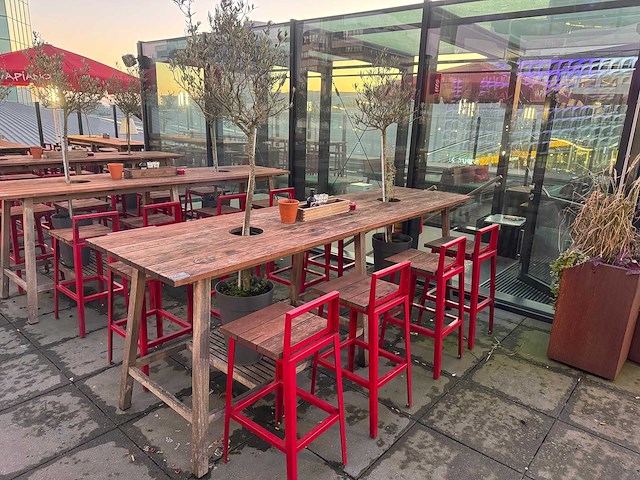 Hutten - terras bartafel met boompjes - afbeelding 1 van  6