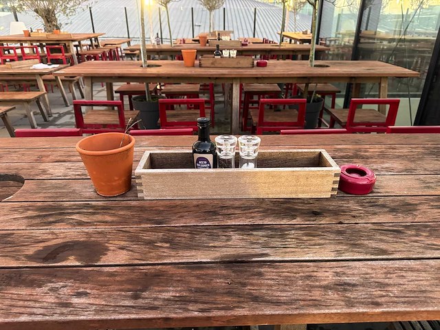 Hutten - terras bartafel met boompjes - afbeelding 4 van  6
