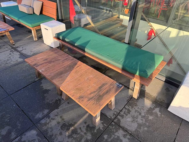 Hutten - terrasset bank met 2 tafels - afbeelding 2 van  5