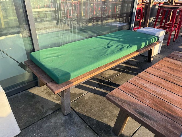 Hutten - terrasset bank met 2 tafels - afbeelding 7 van  7