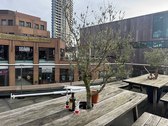 Hutten - terrastafel met boom - afbeelding 4 van  6