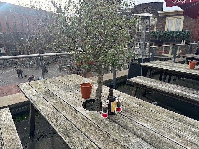 Hutten - terrastafel met boom - afbeelding 3 van  5