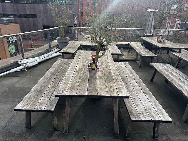 Hutten - terrastafel met boom - afbeelding 2 van  6