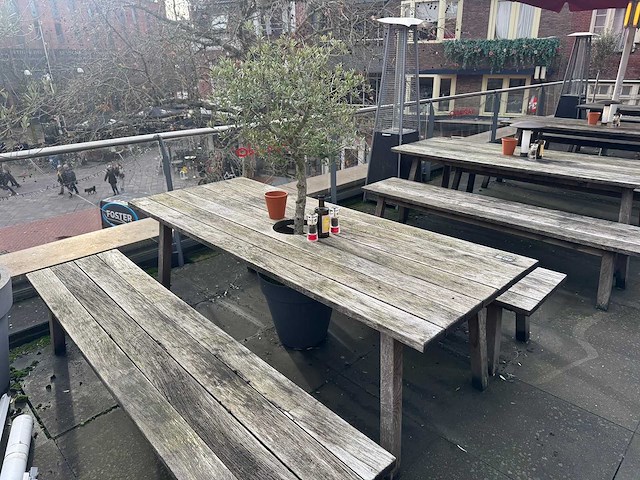 Hutten - terrastafel met boom - afbeelding 2 van  5