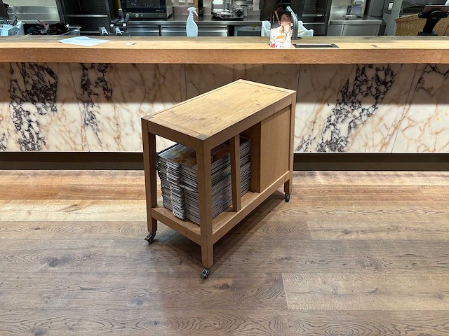 Hutten - verrijdbaar houten servicemeubel - afbeelding 1 van  4