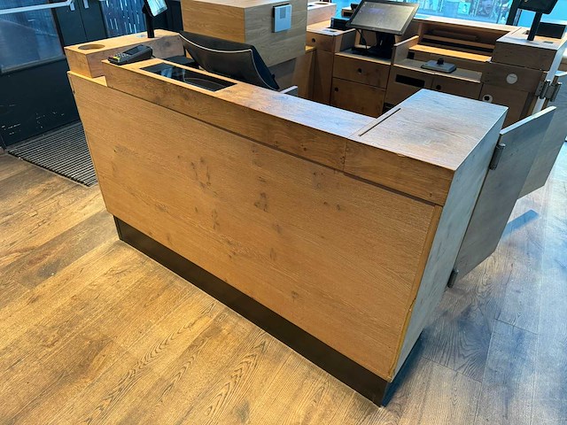 Hutten - welkomstbalie met kassasysteem - afbeelding 15 van  16