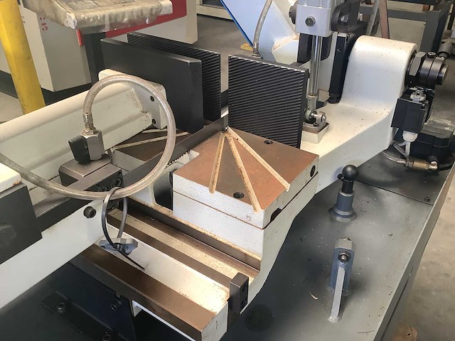 Huvema - 2008 - hu 300s - metalen horizontale bandzaagmachine - afbeelding 3 van  6