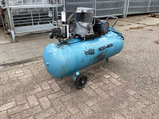 Huvema 200-400 zuigercompressor - afbeelding 1 van  8