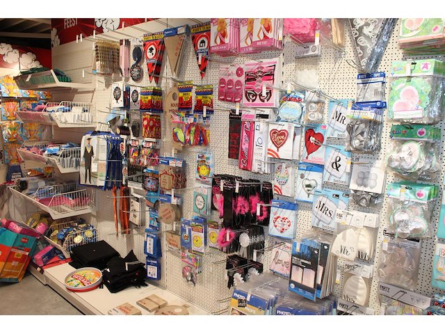 Huwelijk en huis gerelateerde accessoires aan twee schappen w.o. banners, ballonen, buttons, slingers en be... - afbeelding 1 van  2