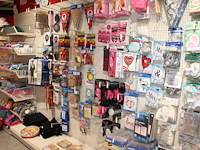 Huwelijk en huis gerelateerde accessoires aan twee schappen w.o. banners, ballonen, buttons, slingers en be... - afbeelding 1 van  2