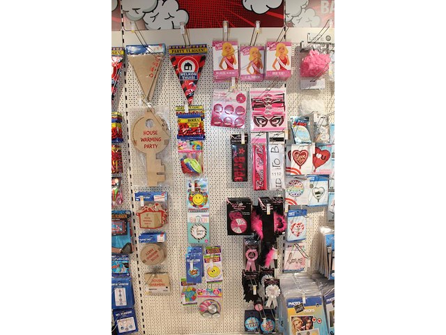 Huwelijk en huis gerelateerde accessoires aan twee schappen w.o. banners, ballonen, buttons, slingers en be... - afbeelding 2 van  2