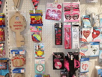 Huwelijk en huis gerelateerde accessoires aan twee schappen w.o. banners, ballonen, buttons, slingers en be... - afbeelding 2 van  2