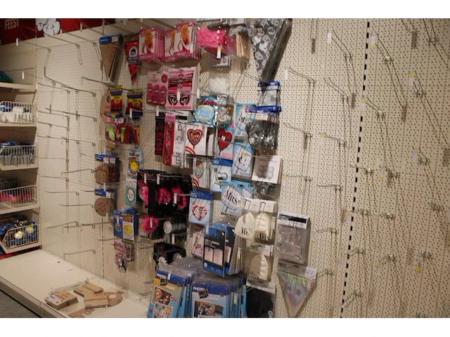 Huwelijk en huis gerelateerde accessoires aan twee schappen w.o. banners, ballonen, buttons, slingers en be... - afbeelding 1 van  3