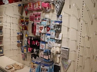 Huwelijk en huis gerelateerde accessoires aan twee schappen w.o. banners, ballonen, buttons, slingers en be...