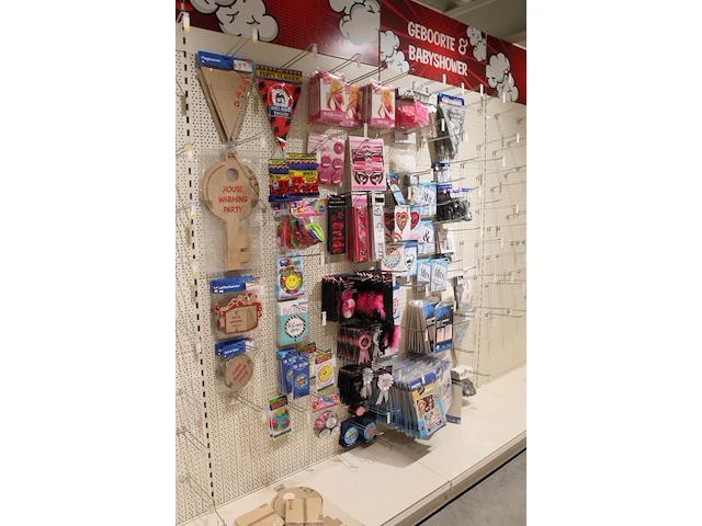 Huwelijk en huis gerelateerde accessoires aan twee schappen w.o. banners, ballonen, buttons, slingers en be... - afbeelding 2 van  3