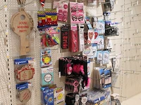Huwelijk en huis gerelateerde accessoires aan twee schappen w.o. banners, ballonen, buttons, slingers en be... - afbeelding 2 van  3