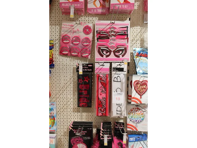 Huwelijk en huis gerelateerde accessoires aan twee schappen w.o. banners, ballonen, buttons, slingers en be... - afbeelding 3 van  3