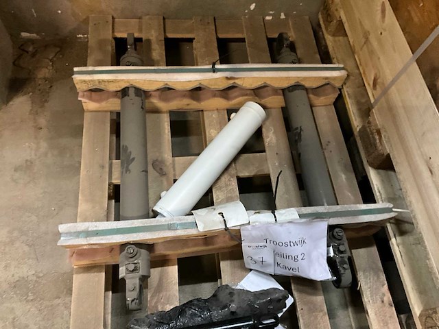 Hydrauliek cilinder (2x) - afbeelding 1 van  2