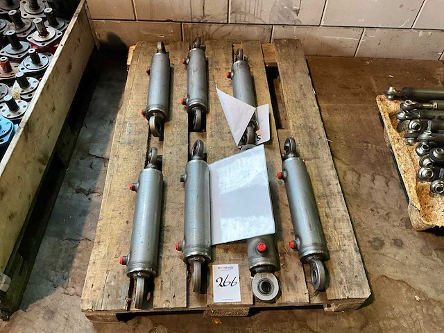 Hydrauliek cilinder (7x) - afbeelding 1 van  5