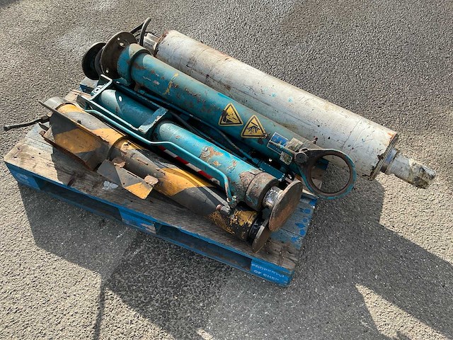 Hydrauliek cilinders en vangrek heftruck - afbeelding 2 van  4