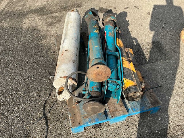 Hydrauliek cilinders en vangrek heftruck - afbeelding 3 van  4