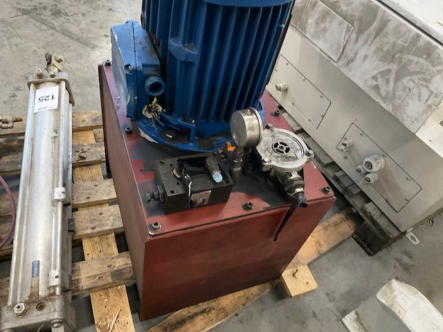 Hydrauliek oliereservoir met motor - afbeelding 3 van  3