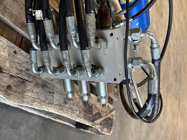Hydrauliek pomp / verdeelblok - afbeelding 4 van  4