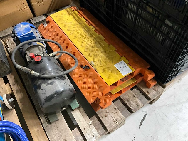 Hydraulisch aggregaat en divers - afbeelding 1 van  3