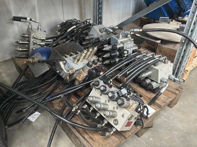 Hydraulisch ventielblok (7x) - afbeelding 2 van  4