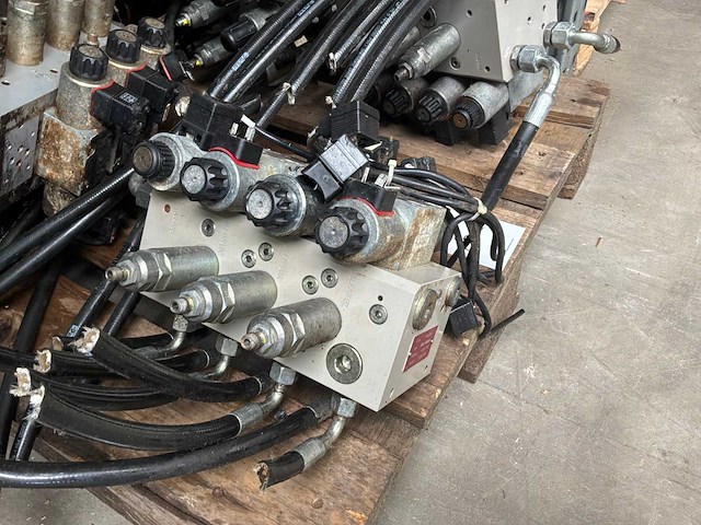 Hydraulisch ventielblok (7x) - afbeelding 4 van  4