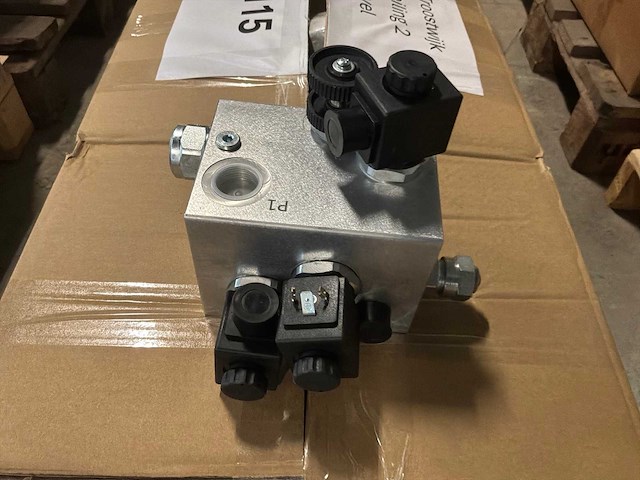 Hydraulisch ventielblok (9x) - afbeelding 1 van  4