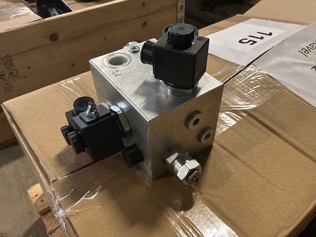 Hydraulisch ventielblok (9x) - afbeelding 2 van  4