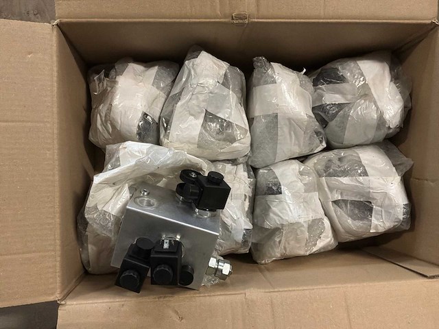 Hydraulisch ventielblok (9x) - afbeelding 4 van  4
