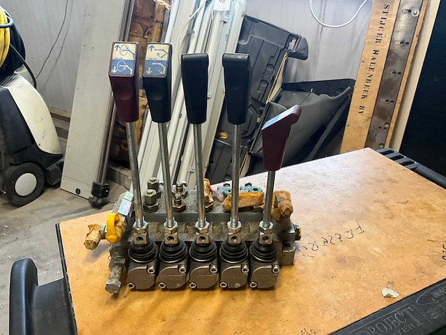 Hydraulisch ventielblok - afbeelding 1 van  3