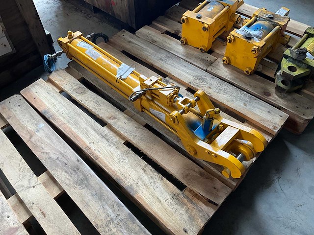 Hydraulische actuator met scharniermechanisme - afbeelding 1 van  4