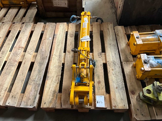 Hydraulische actuator met scharniermechanisme - afbeelding 2 van  4