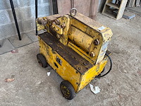 Hydraulische betonijzer knipper - pons- en knipmachine - afbeelding 1 van  3