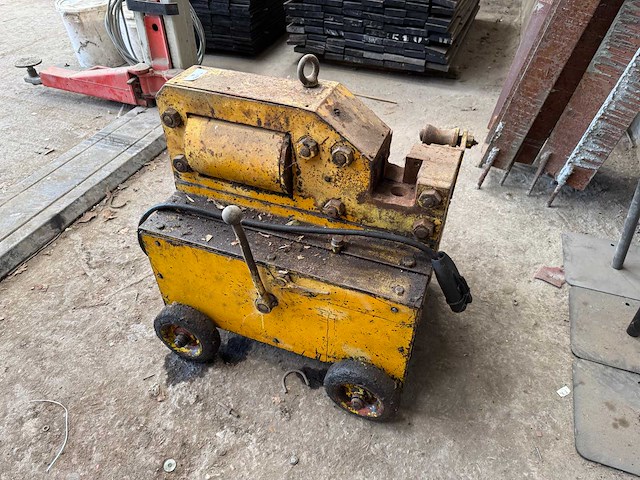 Hydraulische betonijzer knipper - pons- en knipmachine - afbeelding 2 van  3