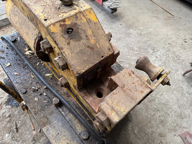 Hydraulische betonijzer knipper - pons- en knipmachine - afbeelding 3 van  3