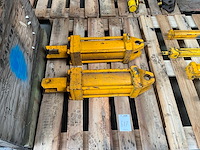 Hydraulische cilinder (2x) - afbeelding 1 van  4