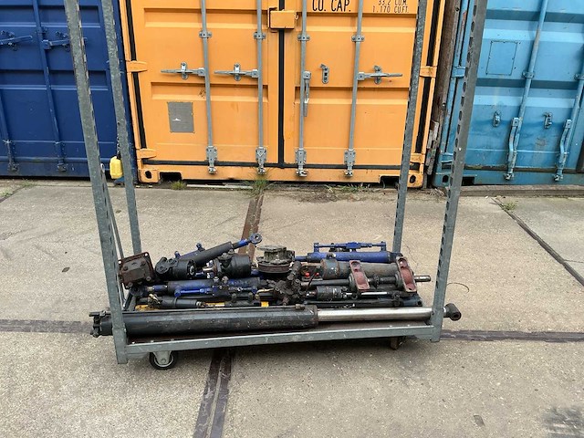 Hydraulische cilinders en diversen - afbeelding 1 van  5