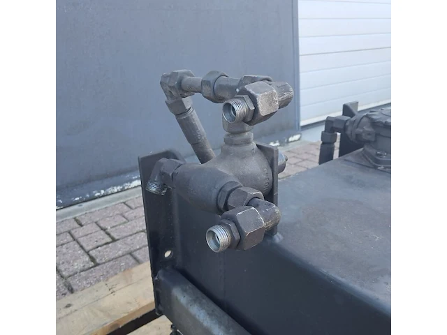 Hydraulische frontlader met toebehoren, radio controller & reciever, o.a. imet - afbeelding 32 van  34