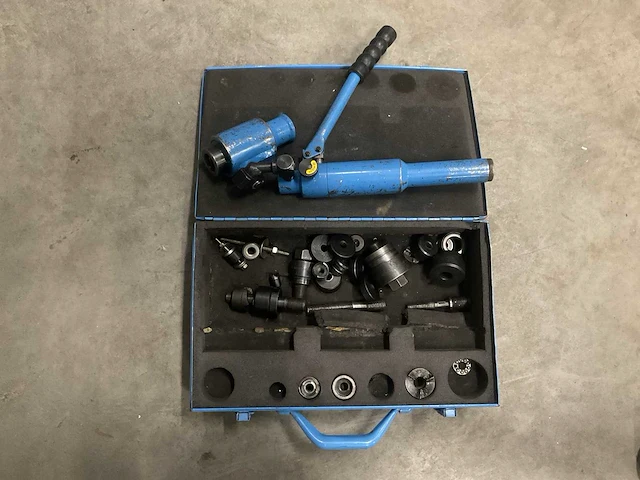 Hydraulische gaten ponsset - afbeelding 1 van  3
